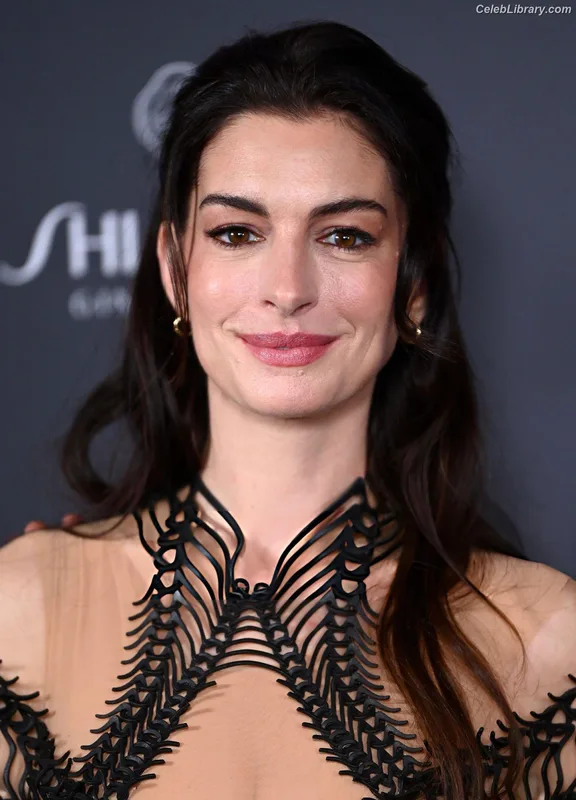 Anne Hathaway photo 5 of 1533