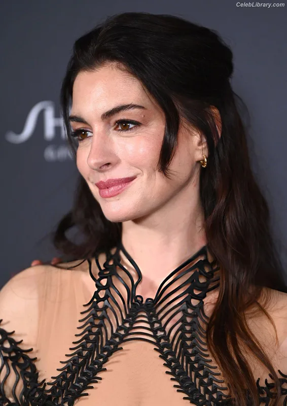 Anne Hathaway photo 6 of 1533