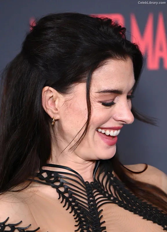 Anne Hathaway photo 9 of 1533