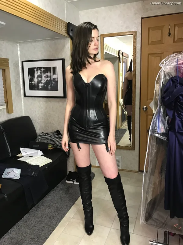 Anne Hathaway photo 21 of 1533