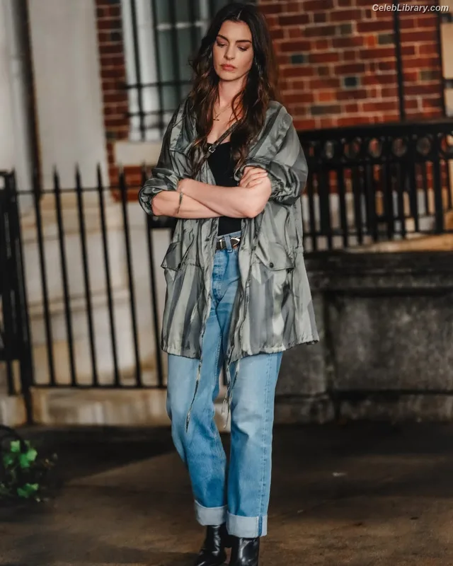 Anne Hathaway photo 6 of 1533