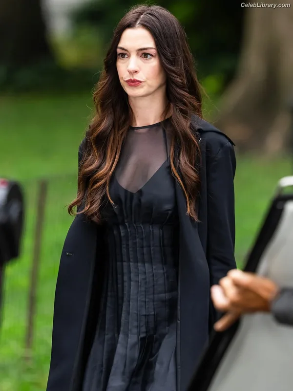 Anne Hathaway photo 9 of 1533