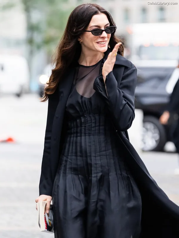Anne Hathaway photo 10 of 1533