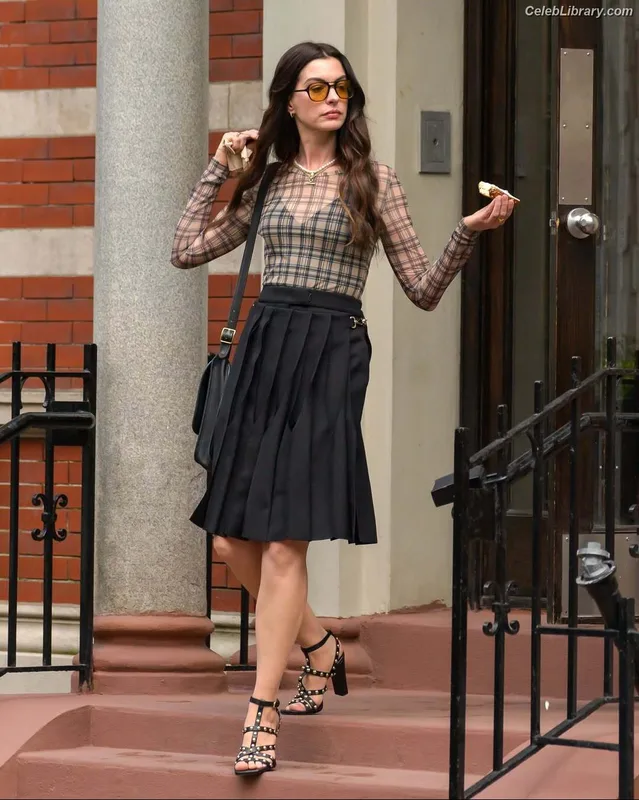 Anne Hathaway photo 17 of 1533