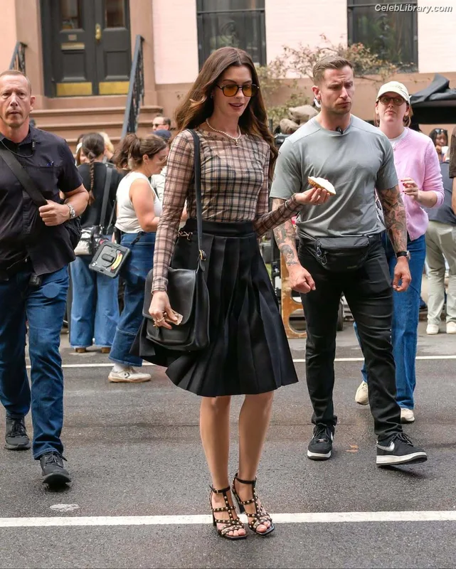 Anne Hathaway photo 22 of 1533