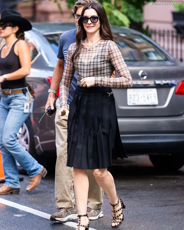 Anne Hathaway photo 23 of 1533