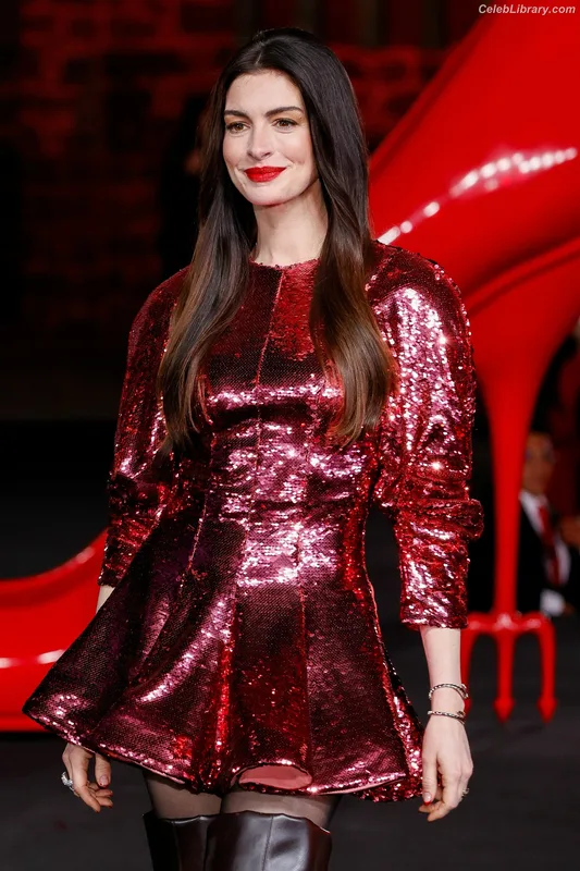 Anne Hathaway photo 1 of 1533