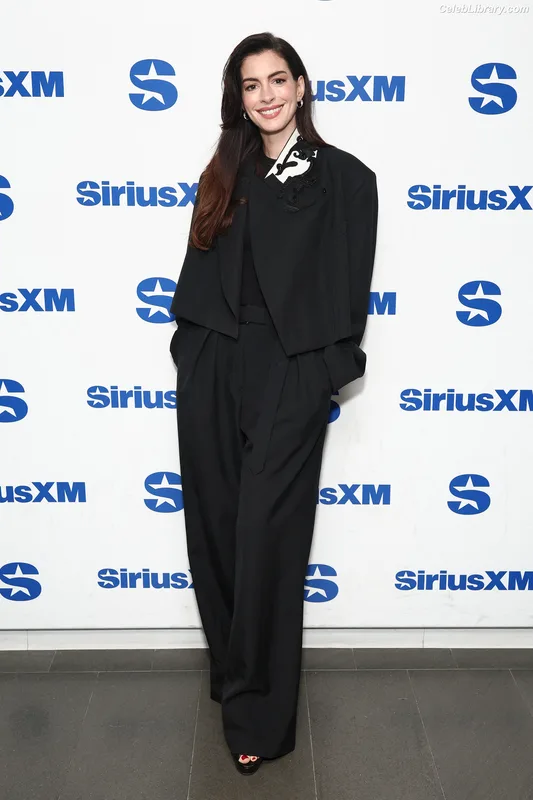 Anne Hathaway photo 2 of 1533