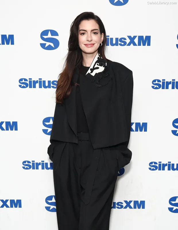 Anne Hathaway photo 3 of 1533
