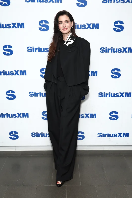 Anne Hathaway photo 4 of 1533