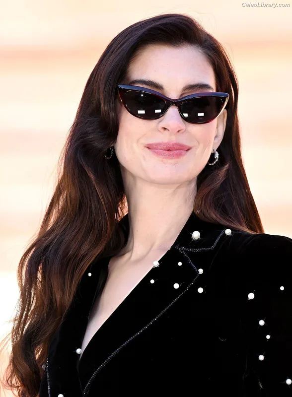 Anne Hathaway photo 19 of 1533