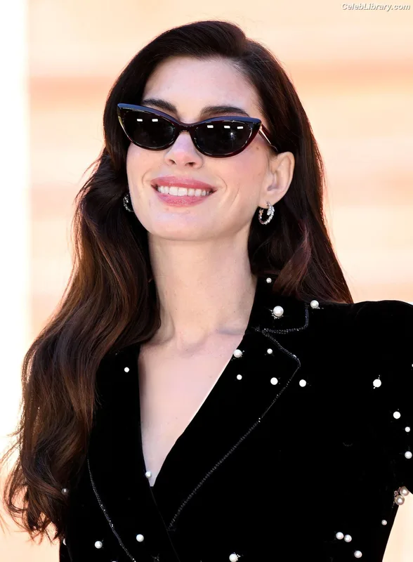 Anne Hathaway photo 22 of 1533