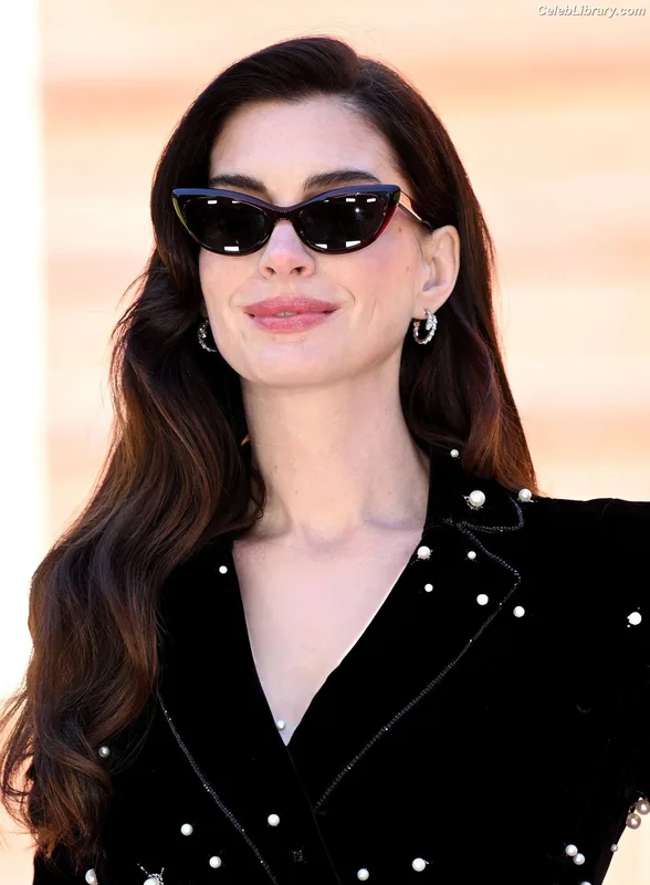 Anne Hathaway photo 1 of 1533