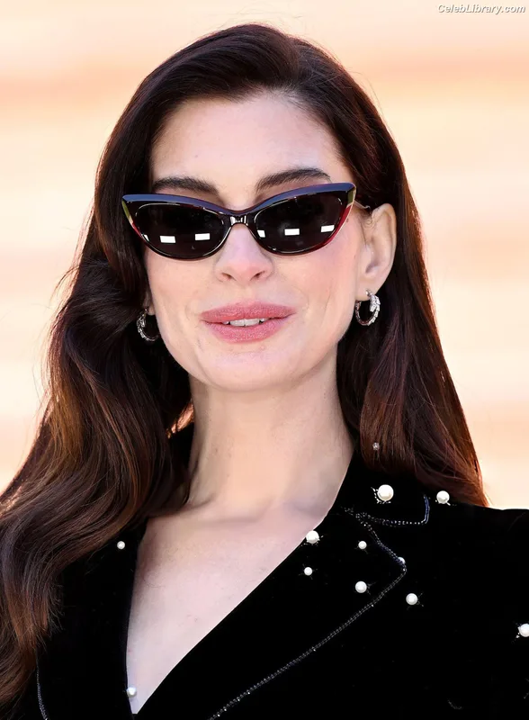 Anne Hathaway photo 4 of 1533