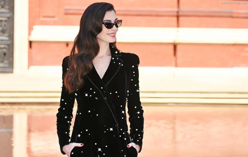 Anne Hathaway photo 6 of 1533