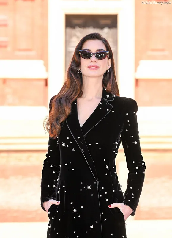 Anne Hathaway photo 8 of 1533