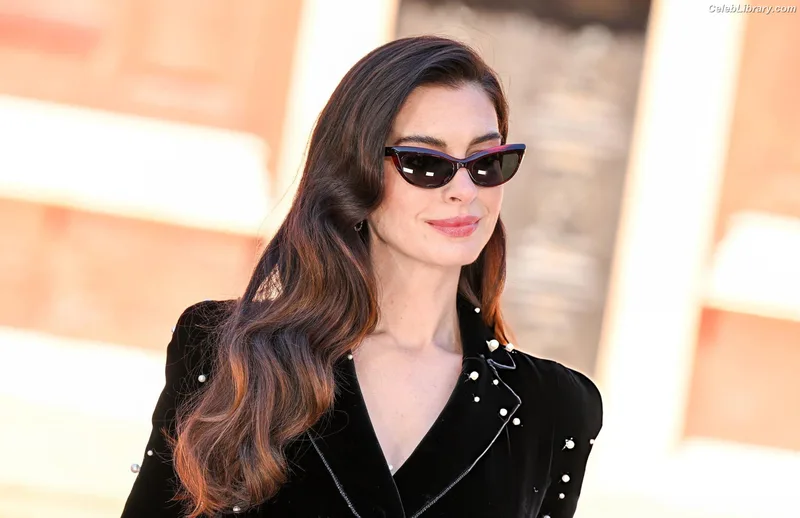 Anne Hathaway photo 9 of 1533