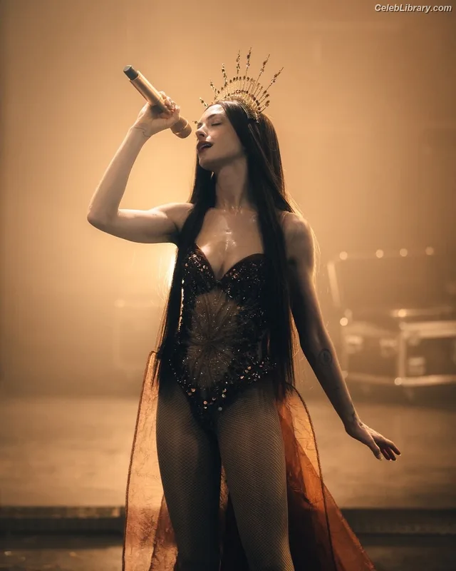 Anne Hathaway photo 10 of 1533