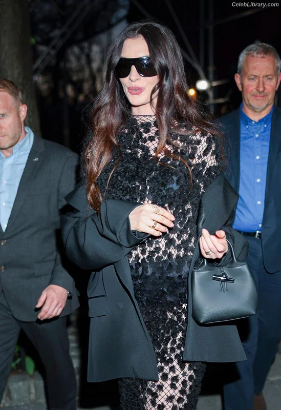 Anne Hathaway photo 14 of 1533