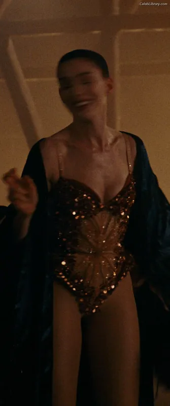 Anne Hathaway photo 1 of 1533