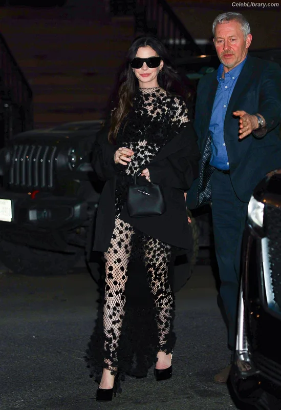 Anne Hathaway photo 8 of 1533