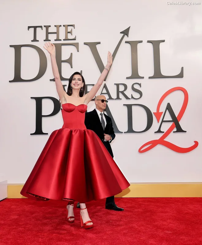Anne Hathaway photo 3 of 1533