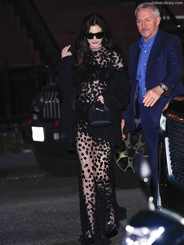 Anne Hathaway photo 19 of 1533