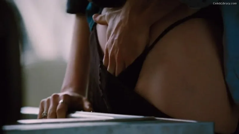 Anne Hathaway photo 21 of 1533