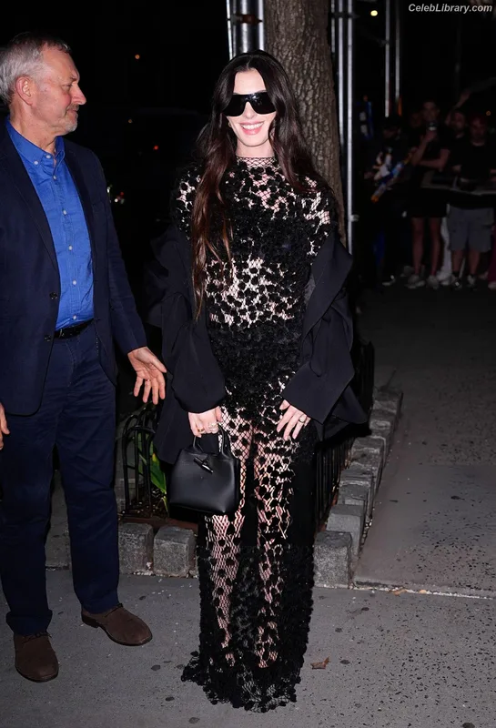 Anne Hathaway photo 1 of 1533