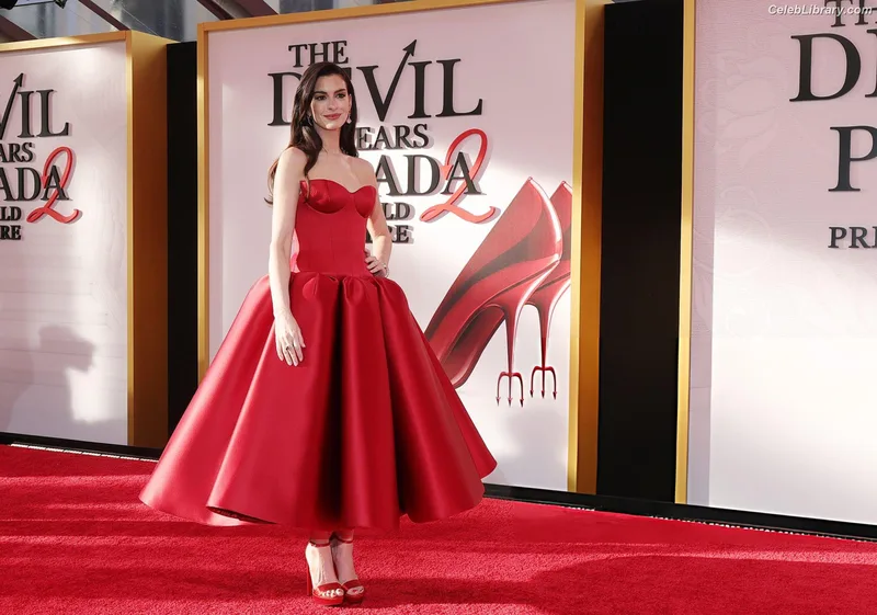 Anne Hathaway photo 2 of 1533