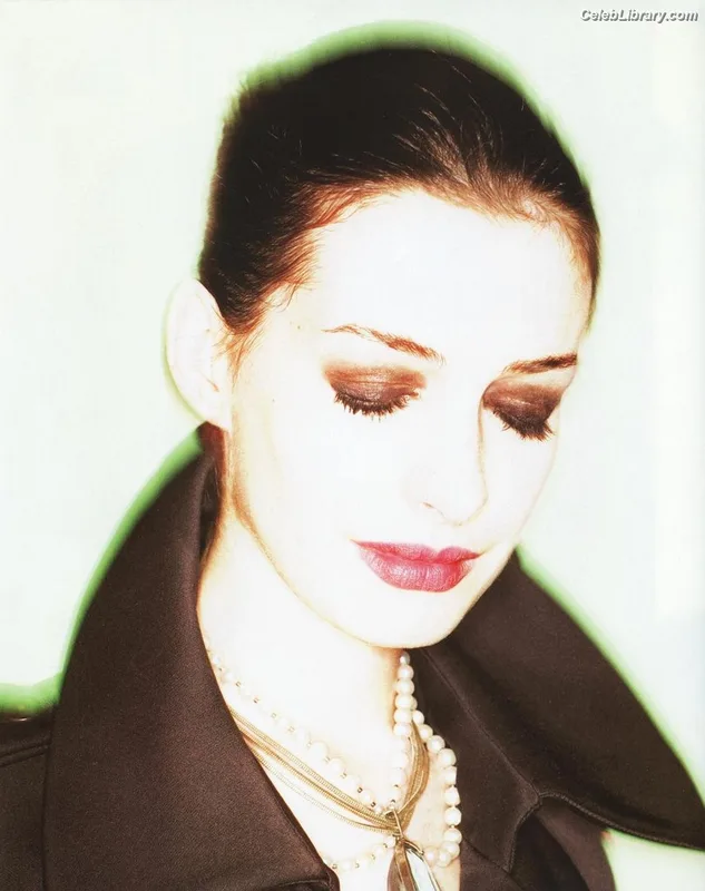 Anne Hathaway photo 16 of 1533