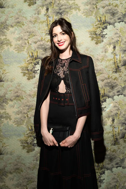 Anne Hathaway photo 23 of 1533