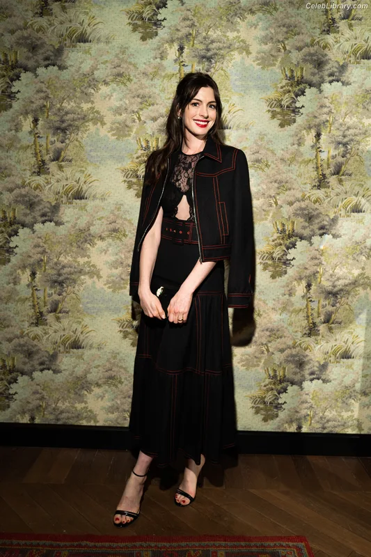 Anne Hathaway photo 1 of 1533