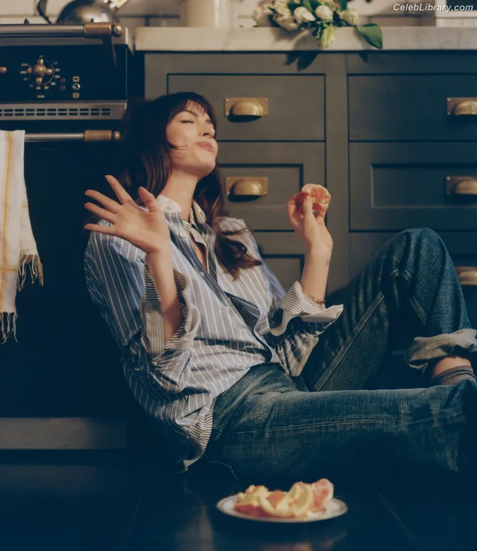 Anne Hathaway photo 3 of 1533