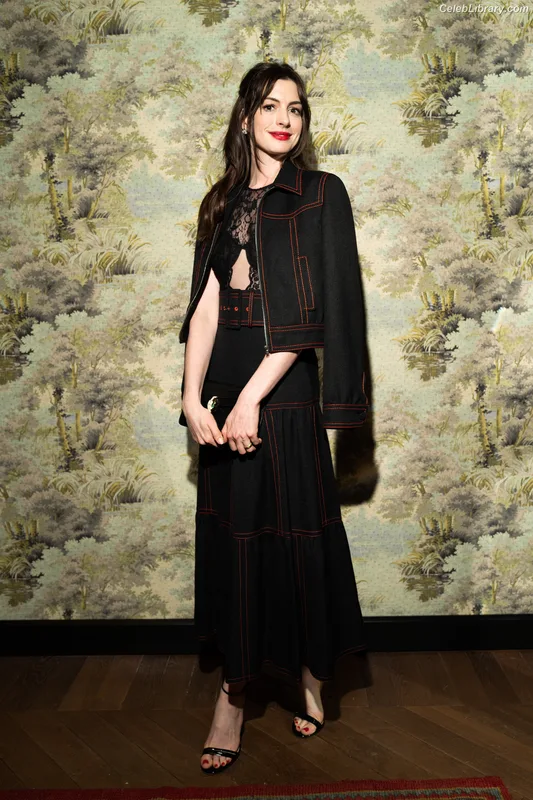 Anne Hathaway photo 5 of 1533