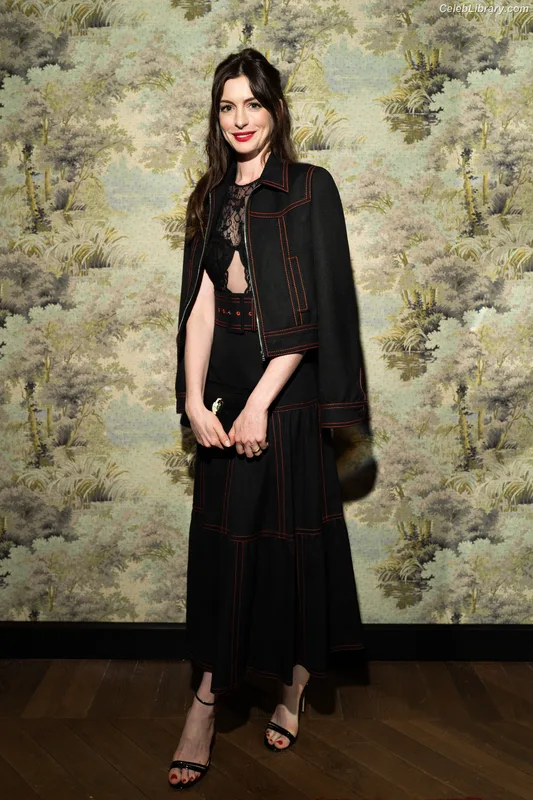 Anne Hathaway photo 6 of 1533
