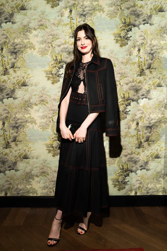 Anne Hathaway photo 7 of 1533