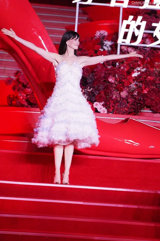 Anne Hathaway photo 18 of 1533