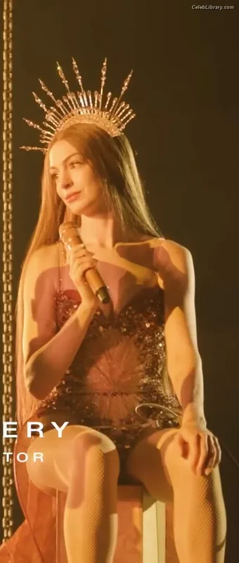Anne Hathaway photo 3 of 1533