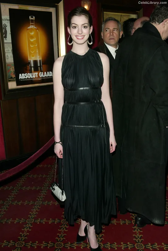 Anne Hathaway photo 11 of 1533