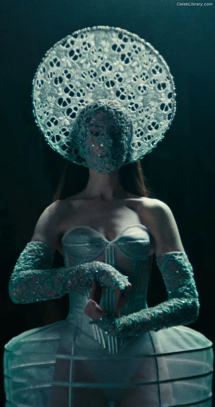 Anne Hathaway photo 15 of 1533