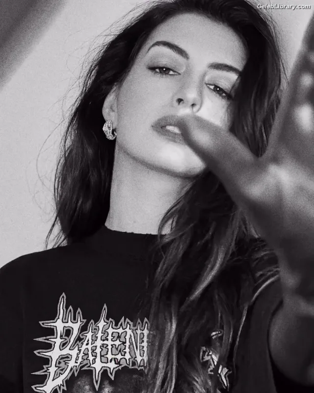Anne Hathaway photo 21 of 1533
