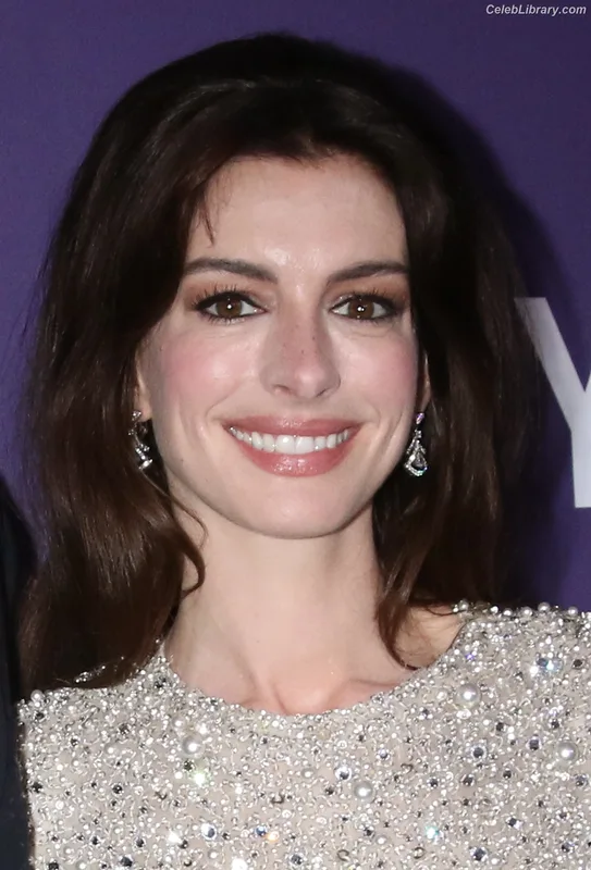 Anne Hathaway photo 8 of 1533