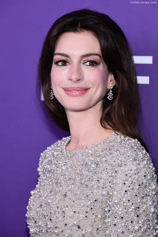 Anne Hathaway photo 11 of 1533