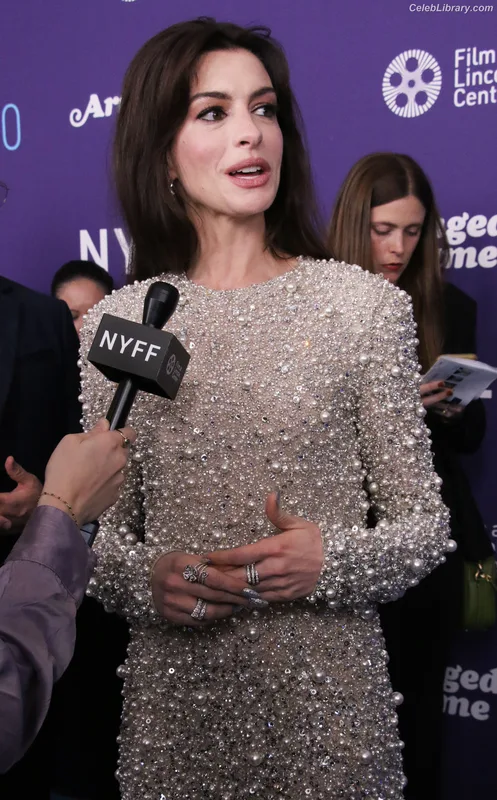 Anne Hathaway photo 6 of 1533