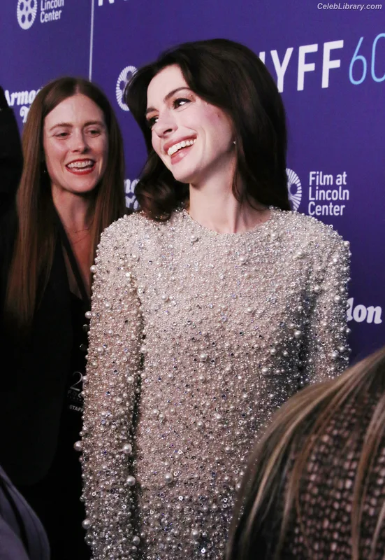 Anne Hathaway photo 9 of 1533