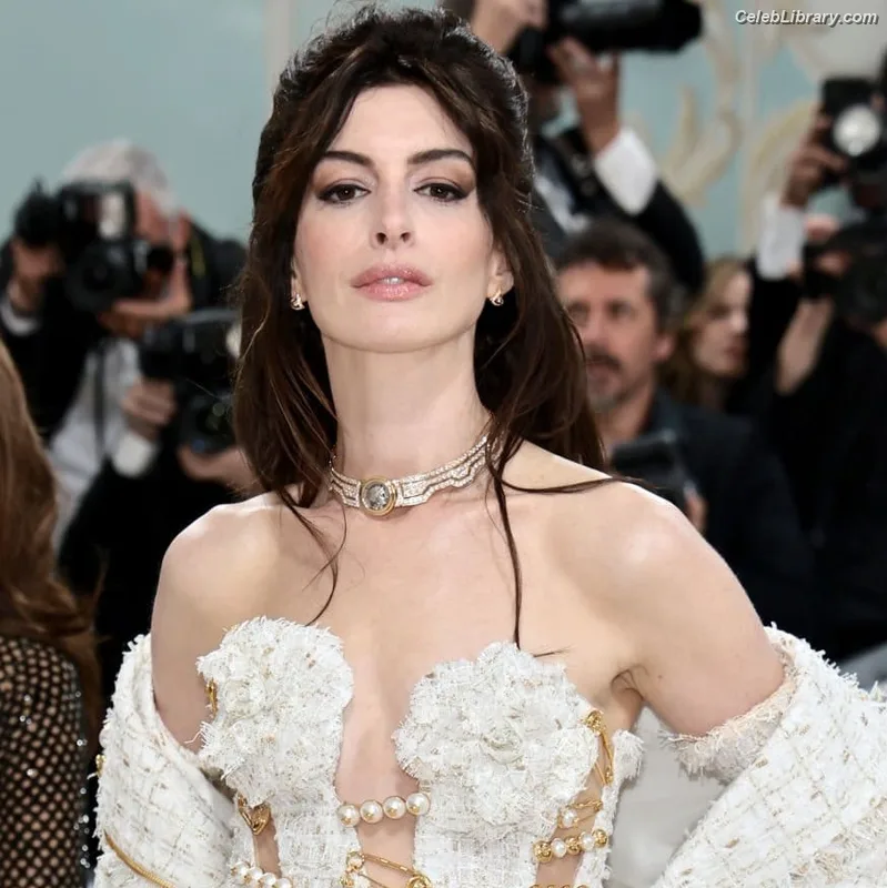 Anne Hathaway photo 9 of 1533