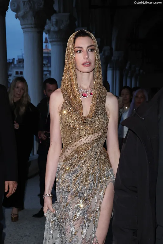 Anne Hathaway photo 15 of 1533
