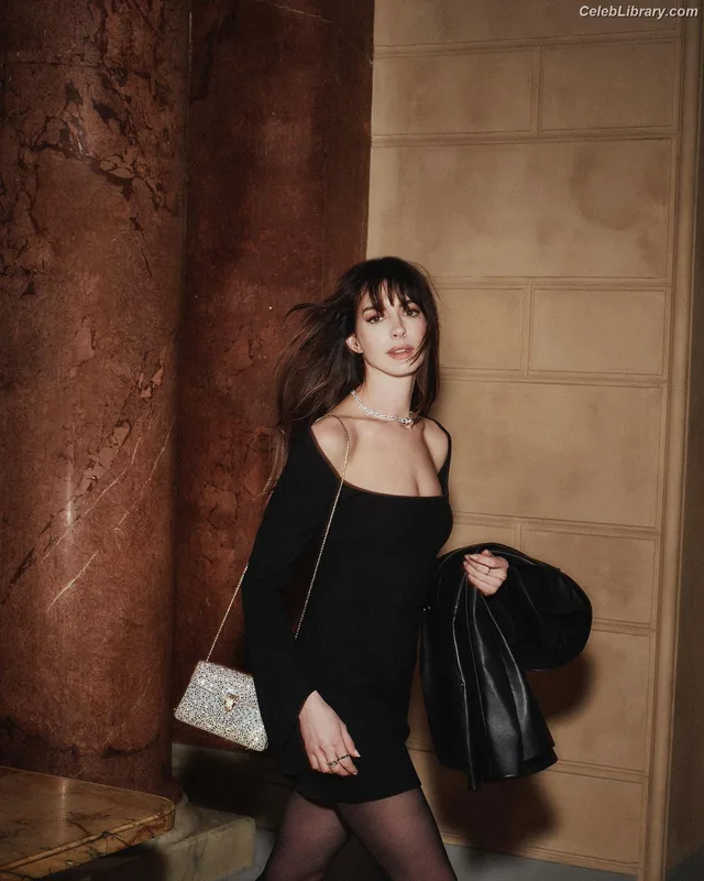 Anne Hathaway photo 21 of 1533