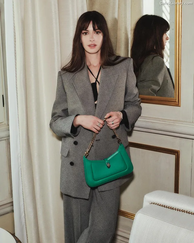 Anne Hathaway photo 1 of 1533